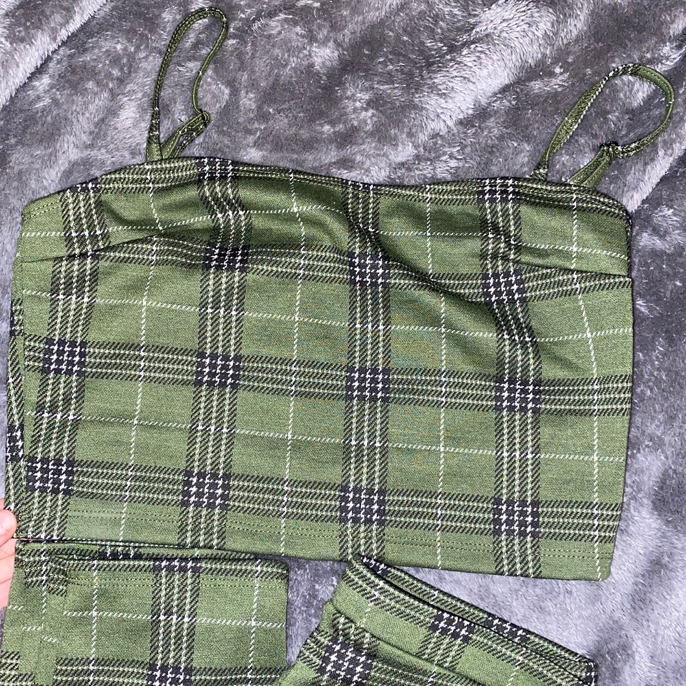 Green and white cropped shirt and ankle skinny pants